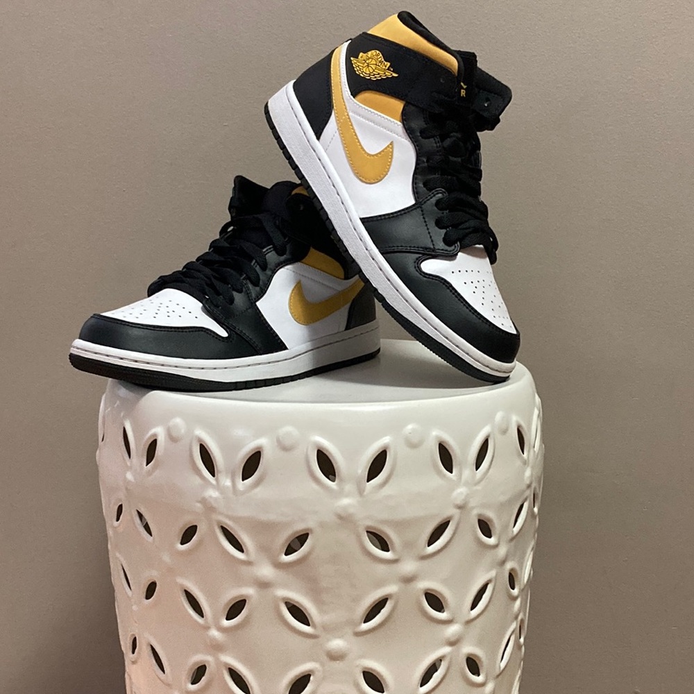 Air Jordan 1 Mid white/pollen-black size: 8.5 mens